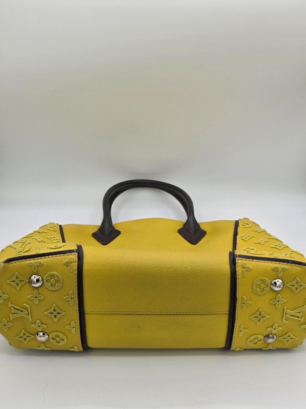 Louis Vuitton Veau Cachemire Tote W PM – Pistache | Grained Calfskin Leather - Picture 5 of 15